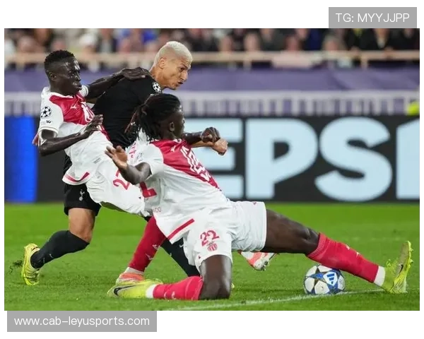 英超焦点赛，精彩进球和神级扑救令人热血沸腾，英超联赛点球